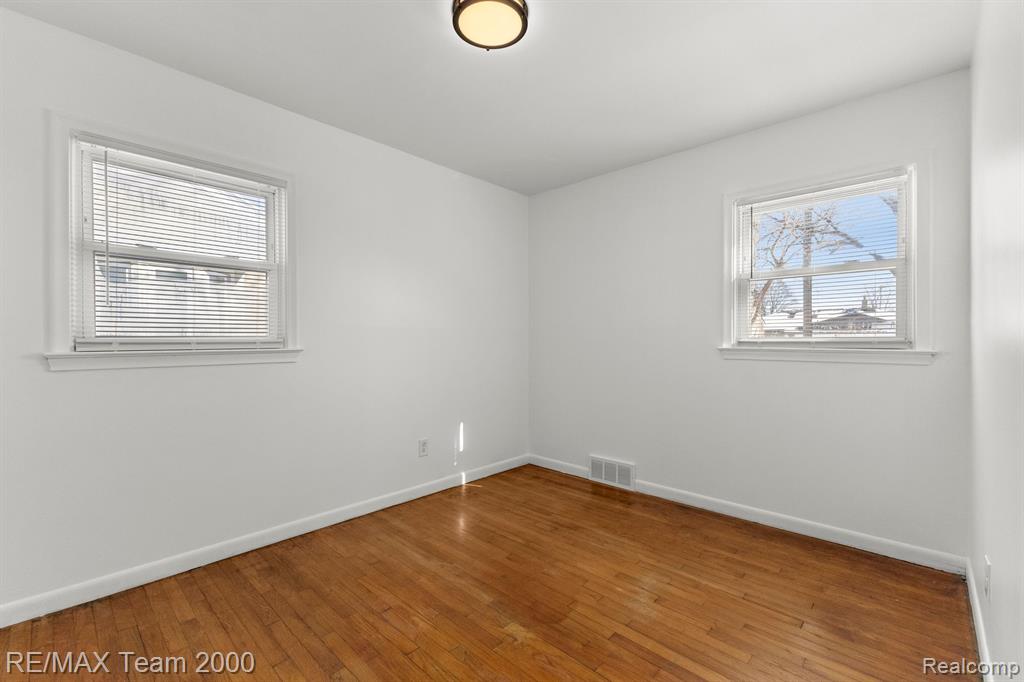 5876 KINMORE Street, Dearborn Heights, MI 48127 — Photo 18