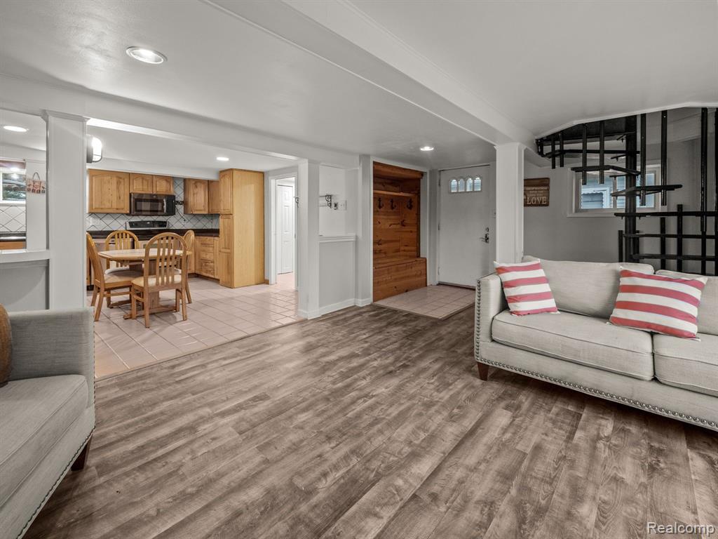 414 S SHOREWOOD Court, Lake Orion, MI 48362 — Photo 7