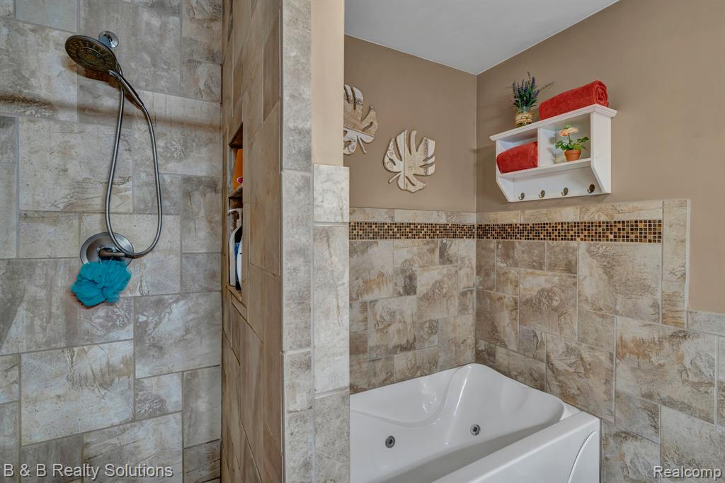 423 LOU ALICE Drive, Columbiaville, MI 48421 — Photo 17