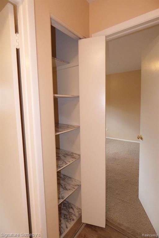 640 E FOX HILLS Drive, Bloomfield Hills, MI 48304 — Photo 16