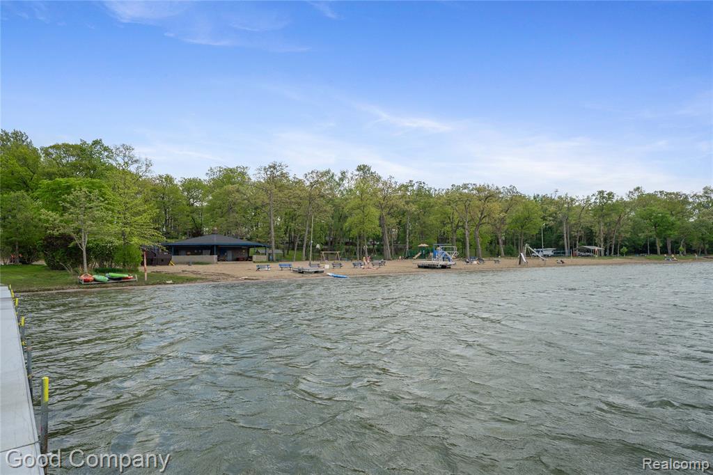 312 Dover Road, Waterford, MI 48328 — Photo 23