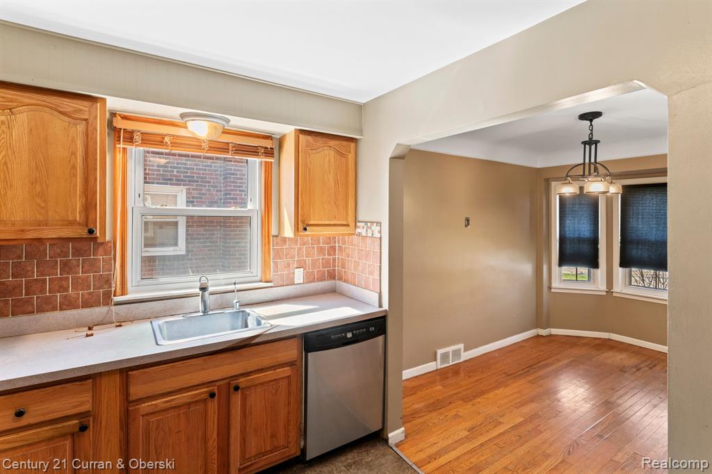 8242 RIVERDALE Street, Dearborn Heights, MI 48127 — Photo 8