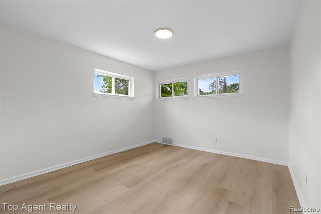 24300 Seneca Street, Oak Park, MI 48237 — Photo 21