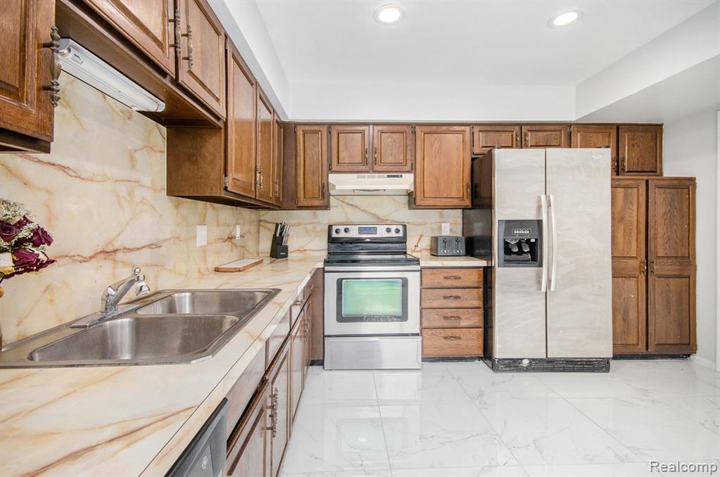 3045 Lindenwood Drive, Dearborn, MI 48120 — Photo 10