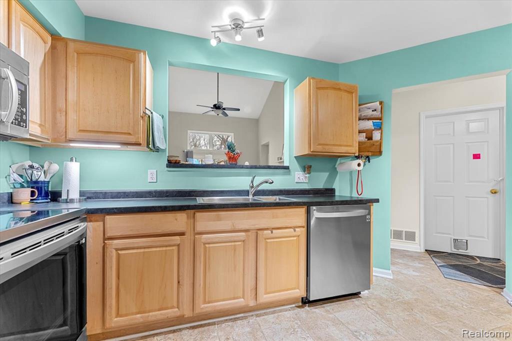 5457 Greenway Drive, Trenton, MI 48183 — Photo 9