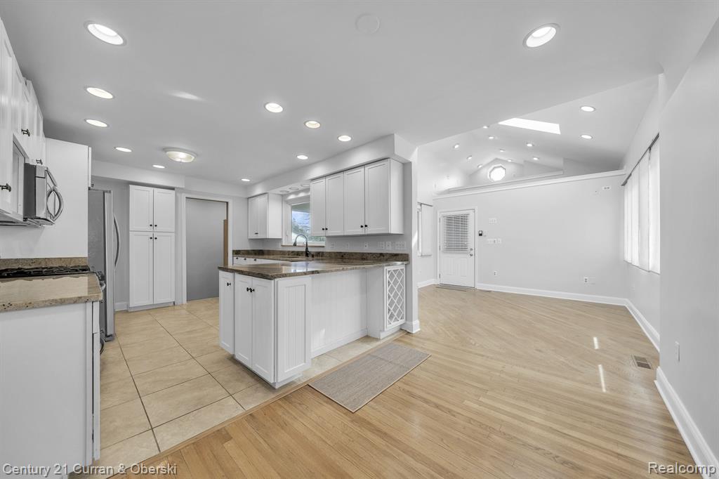 430 S WILLIAMSBURY Road, Bloomfield Hills, MI 48301 — Photo 5