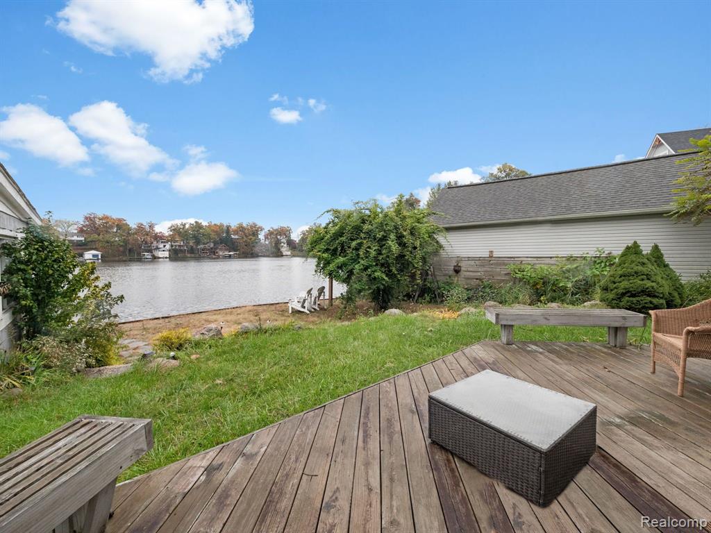 414 S SHOREWOOD Court, Lake Orion, MI 48362 — Photo 2