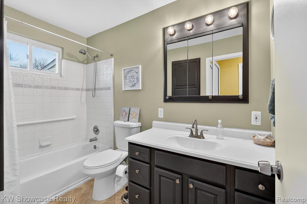341 Rustic Circle, White Lake, MI — Photo 26