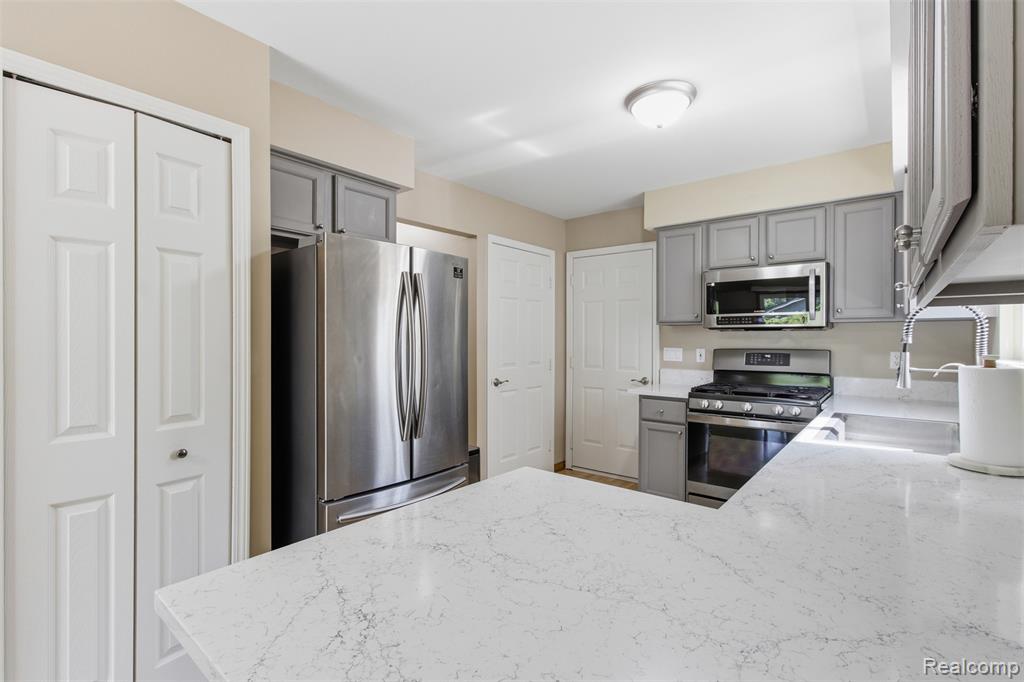 6790 Edwood Avenue, West Bloomfield, MI 48324 — Photo 14