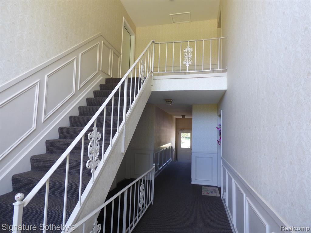 640 E FOX HILLS Drive, Bloomfield Hills, MI 48304 — Photo 19