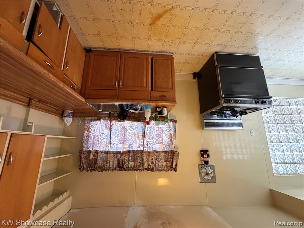 24 S Roselawn Street, Pontiac, MI 48342 — Photo 11