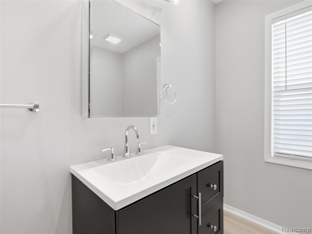 84 W End Avenue, Waterford, MI 48328 — Photo 17