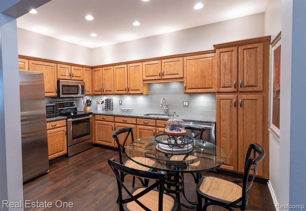 41694 MAGNOLIA Court, Novi, MI 48377 — Photo 3