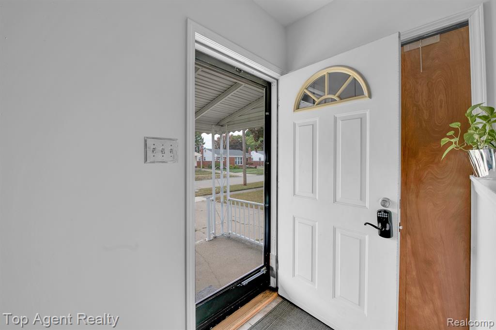 545 SONIA Avenue, Madison Heights, MI 48071 — Photo 5