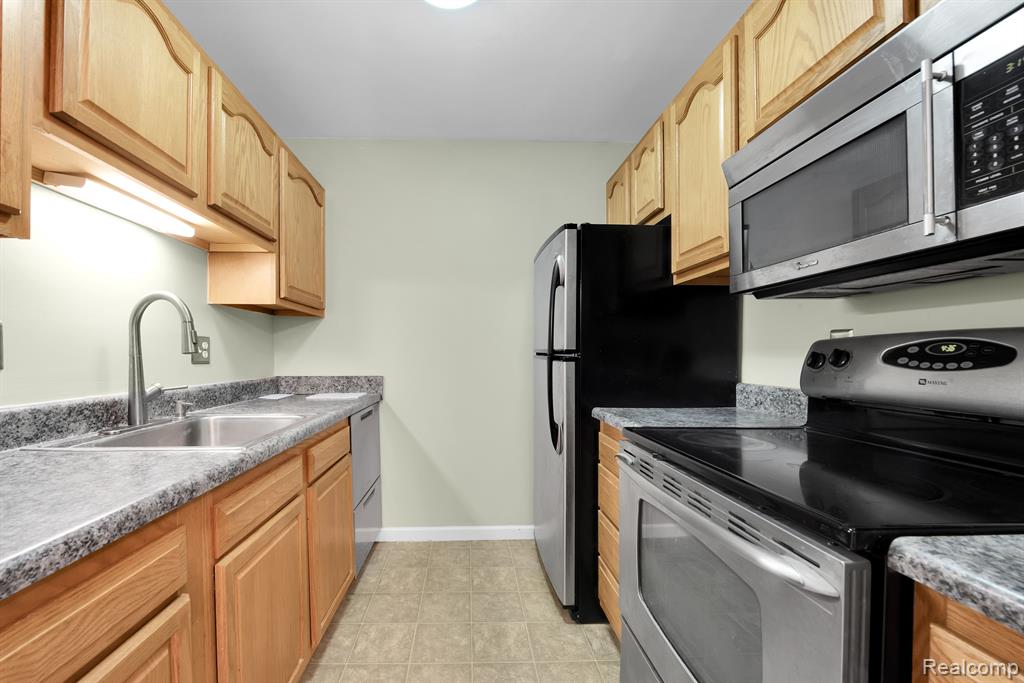 32050 GRAND RIVER Avenue NW, 57, Farmington, MI 48336 — Photo 5