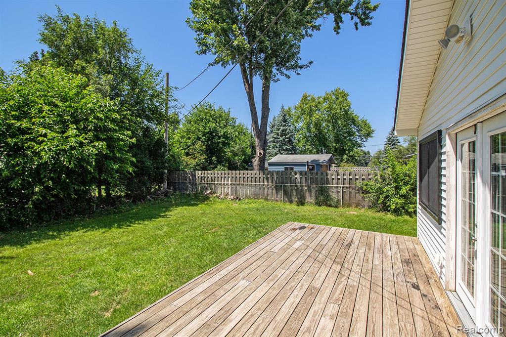 2665 LOS ANGELES Drive, Wolverine Lake, MI 48390 — Photo 22