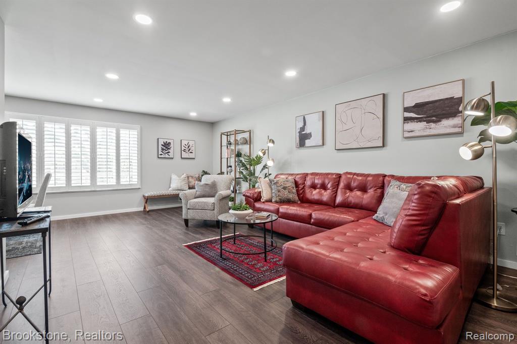 658 E FOX HILLS Drive, Bloomfield Hills, MI 48304 — Photo 14