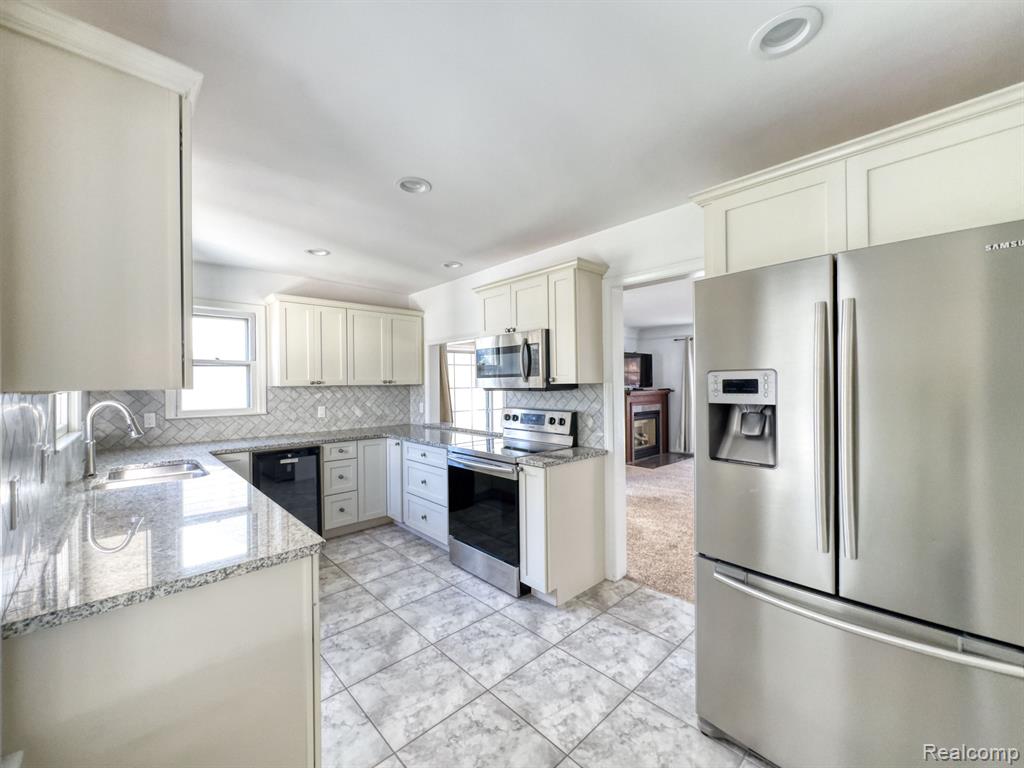 806 N ALTADENA Avenue, Royal Oak, MI 48067 — Photo 13