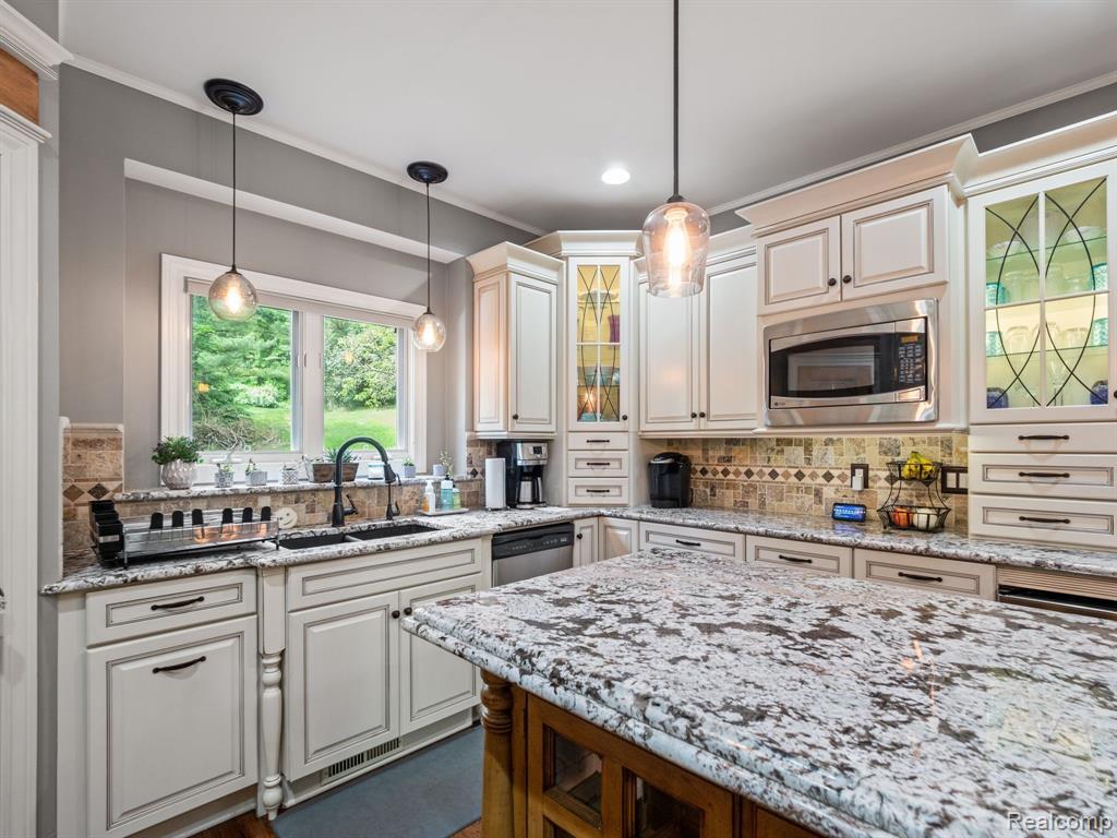 8897 MORNING MIST Drive, Clarkston, MI 48348 — Photo 17