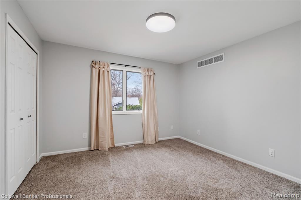 4015 Green Lake Road, West Bloomfield, MI 48324 — Photo 17