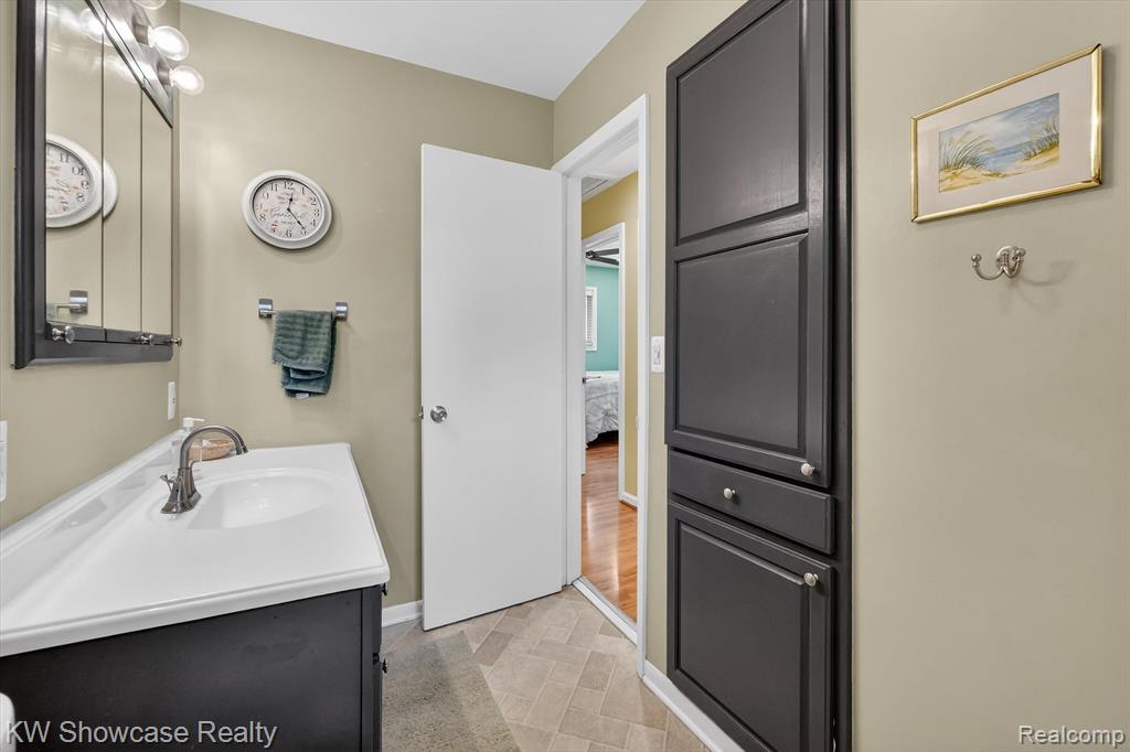 341 Rustic Circle, White Lake, MI — Photo 28