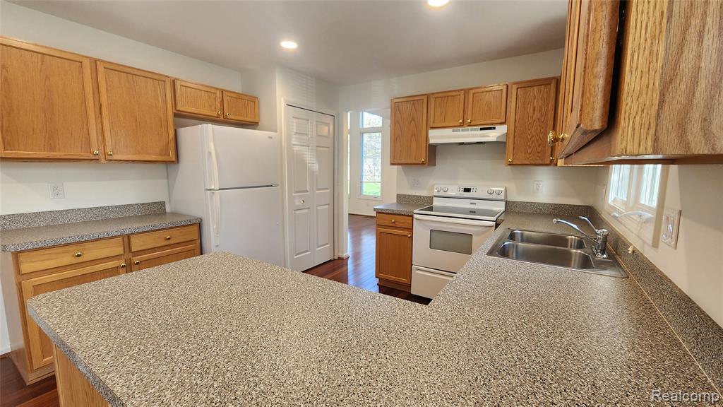 40201 RIVERBEND Drive, Sterling Heights, MI 48310 — Photo 9