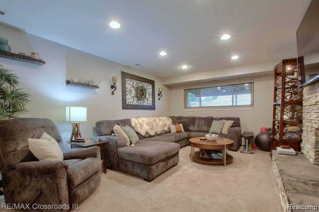 42464 SOMERSET Court, Canton, MI 48187 — Photo 11