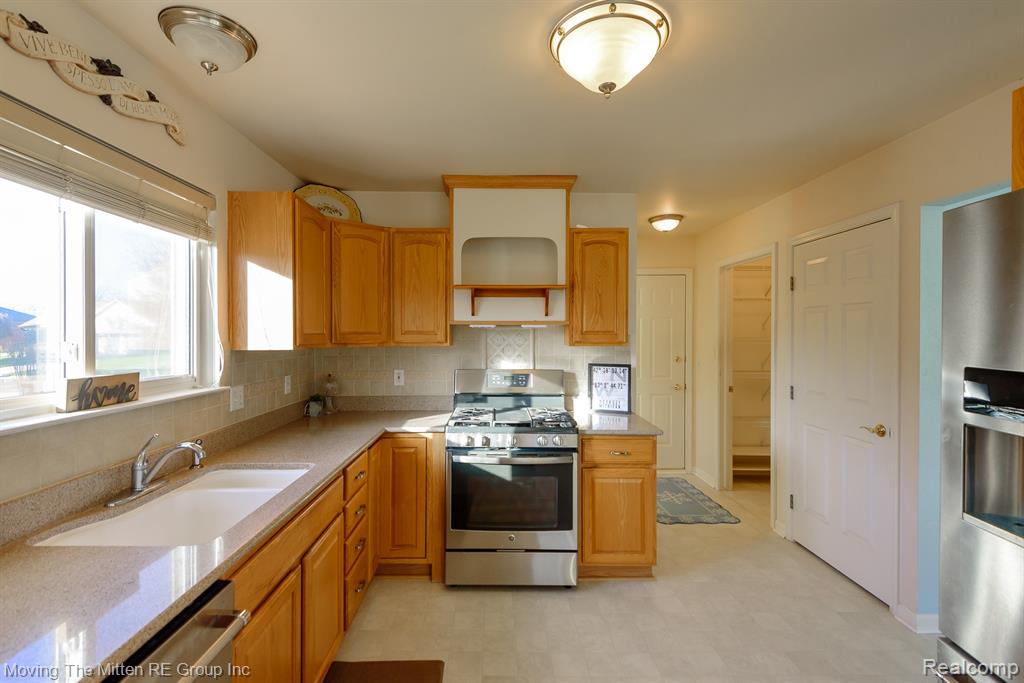 47663 Belmont Drive, Belleville, MI 48111 — Photo 11