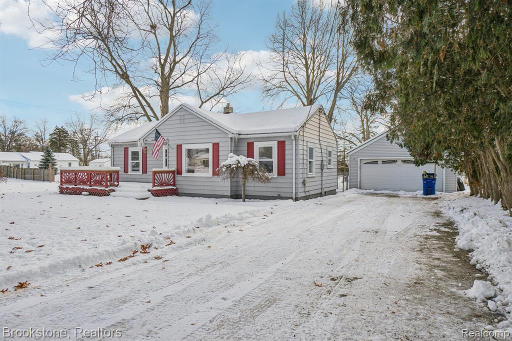 5729 Graves Street, Waterford, MI 48327 — Photo 2