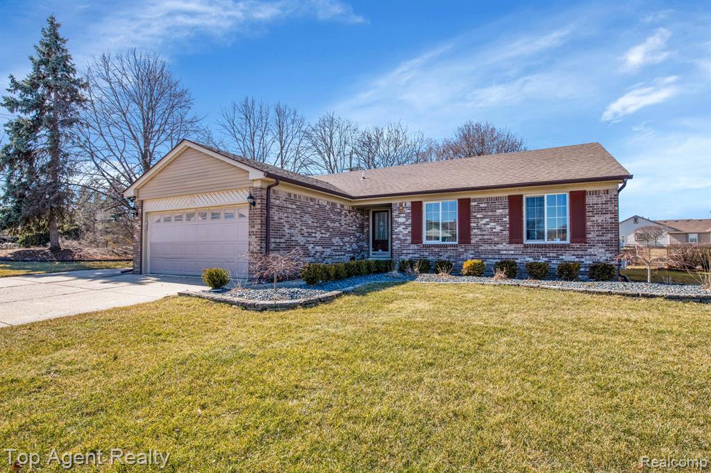 42185 KINGSLEY Drive, Clinton Twp, MI 48038 — Photo 2