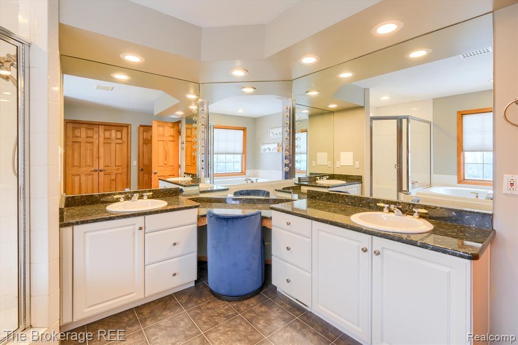 5475 Woodfield Parkway, Grand Blanc, MI 48439 — Photo 56