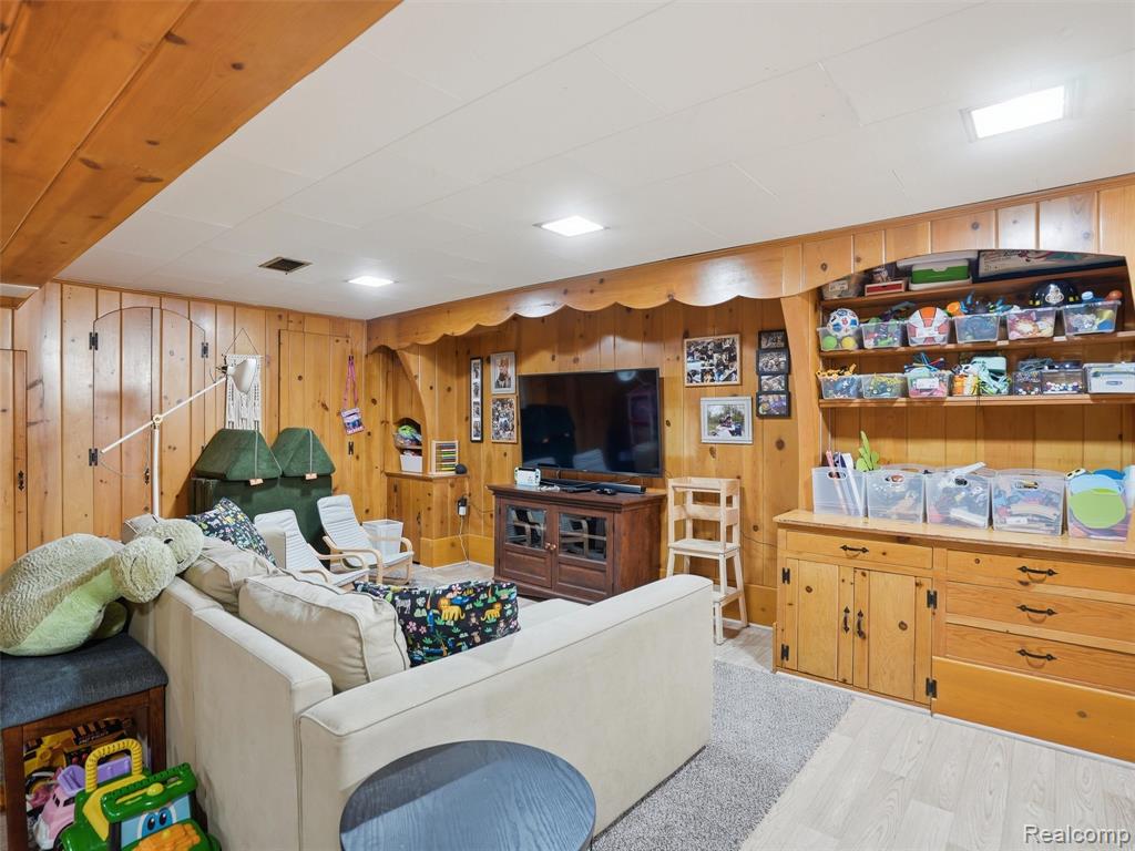 2073 Lochmoor Boulevard, Grosse Pointe Woods, MI 48236 — Photo 38