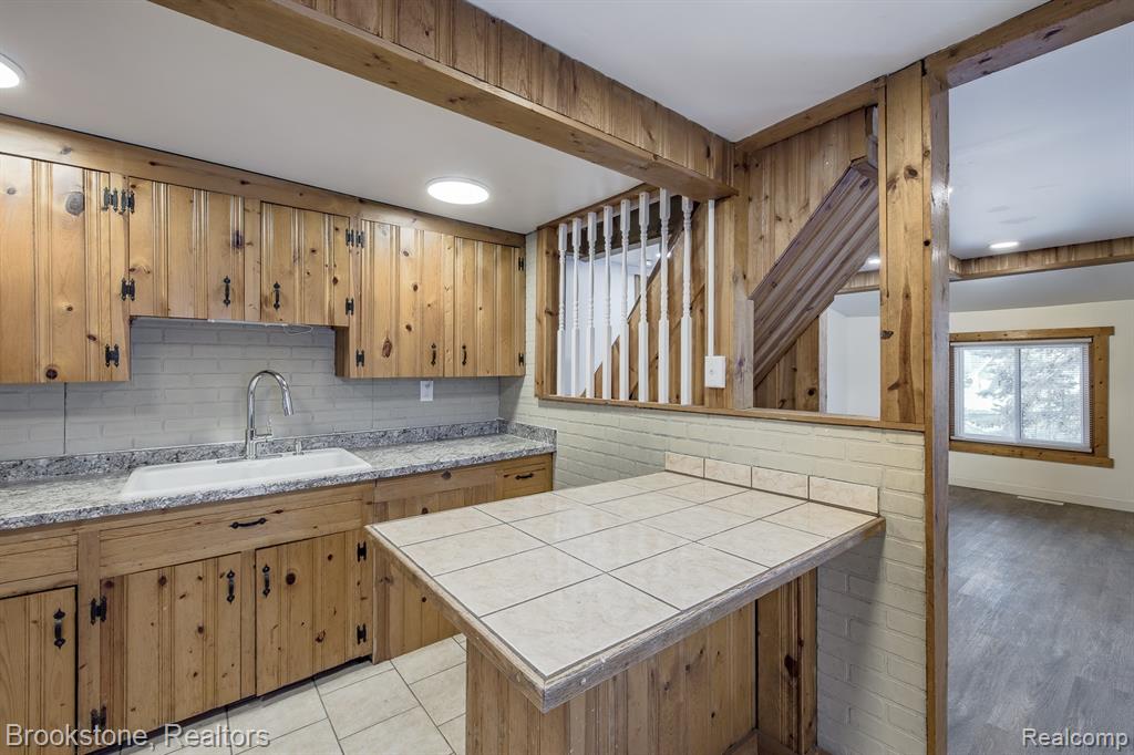 31 Heights Road, Lake Orion, MI 48362 — Photo 8