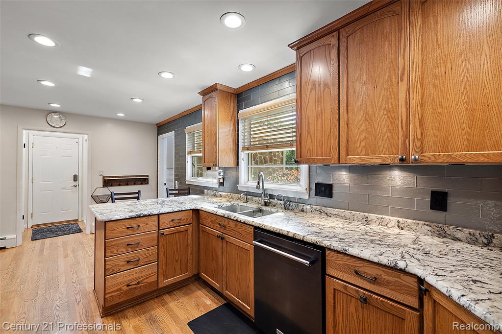 9311 Whipple Shores Drive, Clarkston, MI 48348 — Photo 56