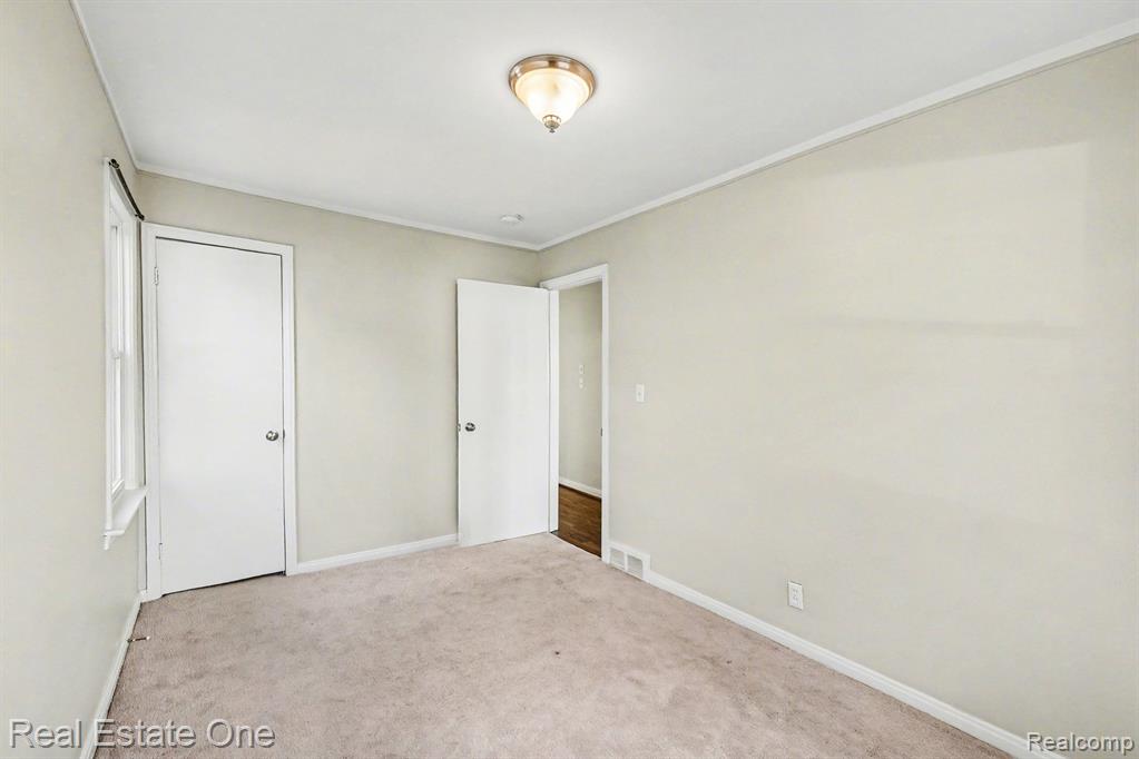 421 W Kalama Avenue, Madison Heights, MI 48071 — Photo 16