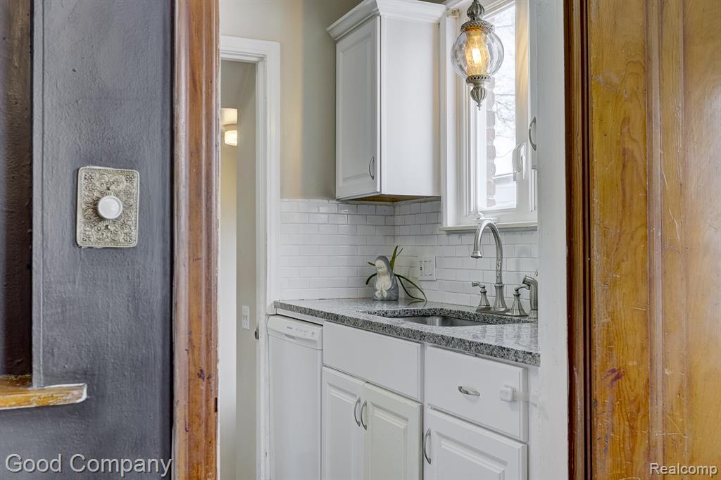 8460 Kenberton Drive, Oak Park, MI 48237 — Photo 16