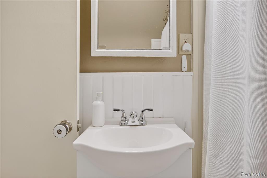 3 Adams Lane, Dearborn, MI 48120 — Photo 42