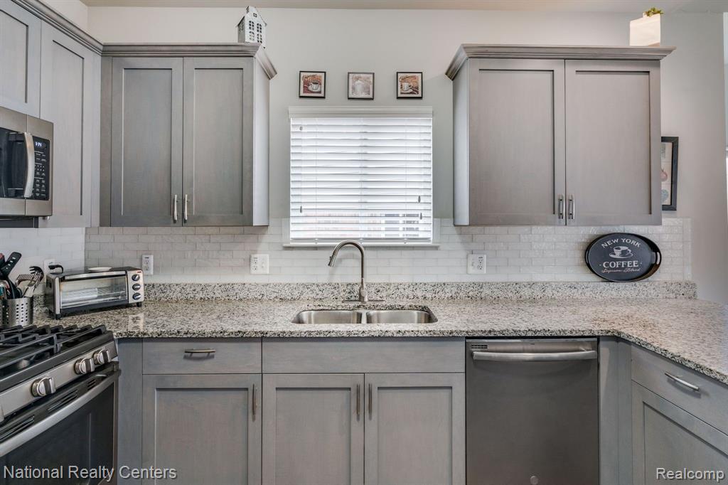 5236 HAWKSEYE Trace, Warren, MI 48092 — Photo 15
