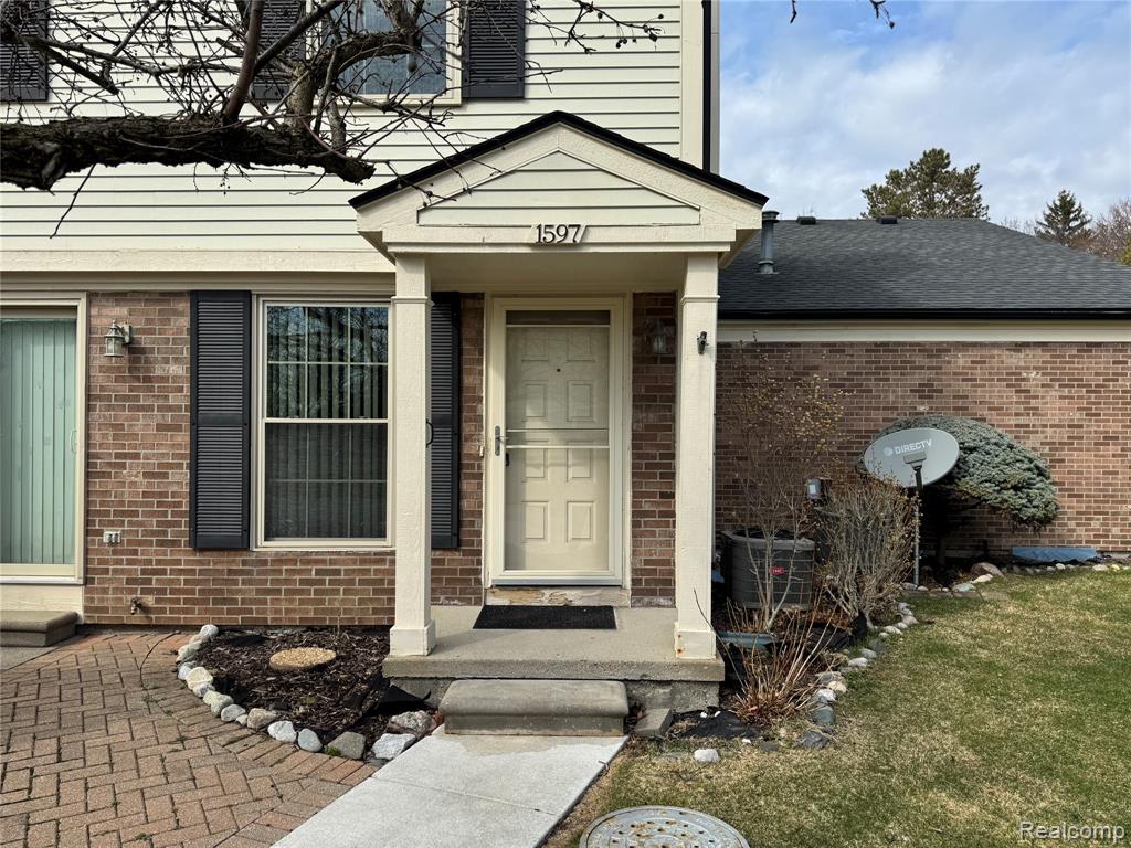 1597 Dover Hill S, Walled Lake, MI 48390 — Photo 2