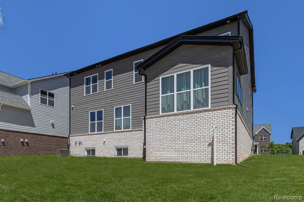 611 PINE Circle, Ann Arbor, MI 48105 — Photo 40
