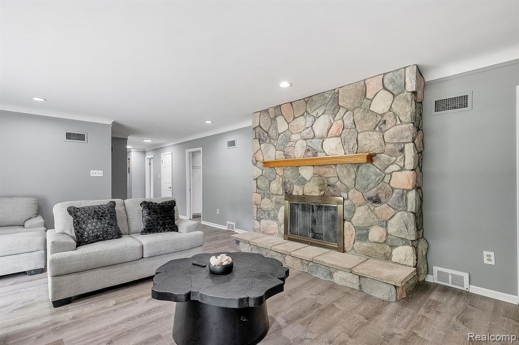 600 WOODCREST Drive, Dearborn, MI 48124 — Photo 8