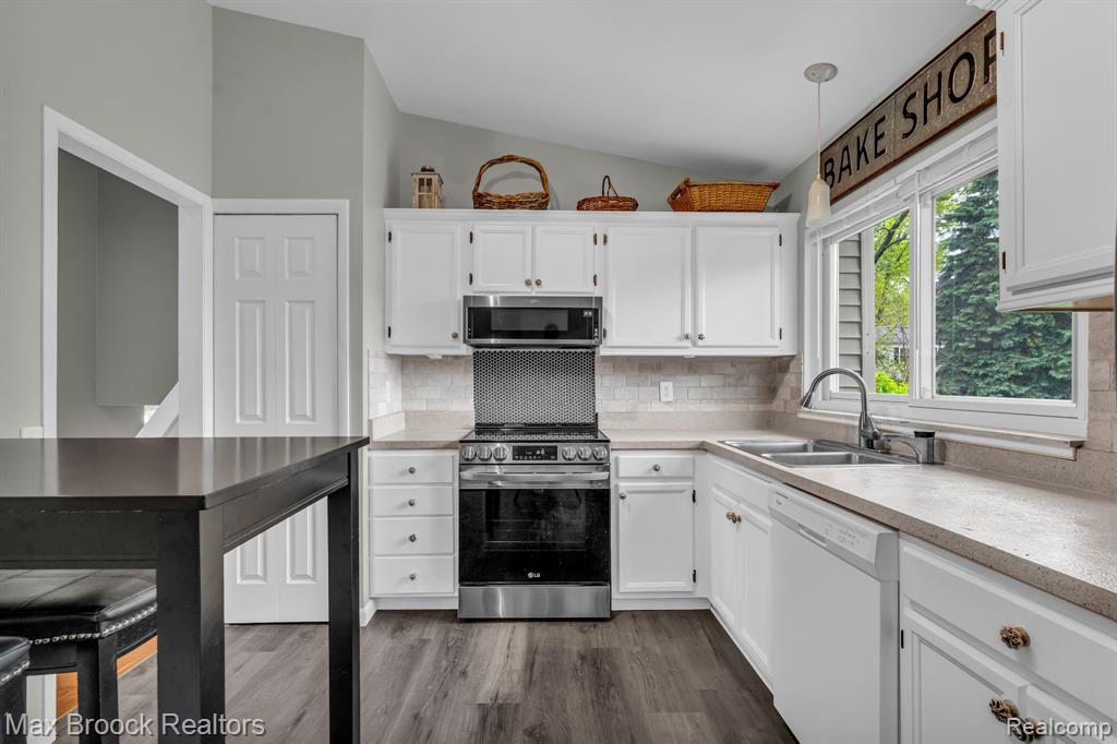 591 S Spinningwheel Lane, Bloomfield Hills, MI 48304 — Photo 12