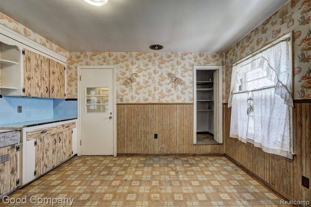 438 W MOREHOUSE Avenue, Hazel Park, MI 48030 — Photo 9