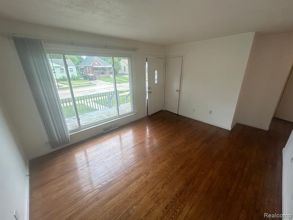 7040 WESTMINSTER Avenue, Warren, MI 48091 — Photo 2