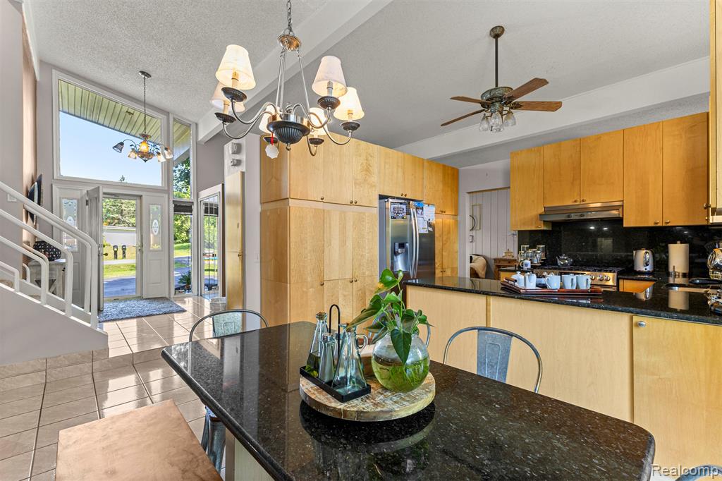 5589 Pembury, West Bloomfield, MI — Photo 9