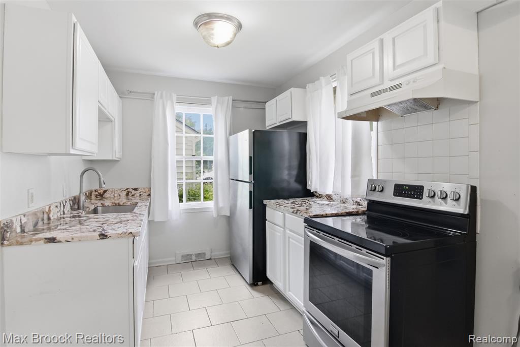 10431 Corning Street, Oak Park, MI 48237