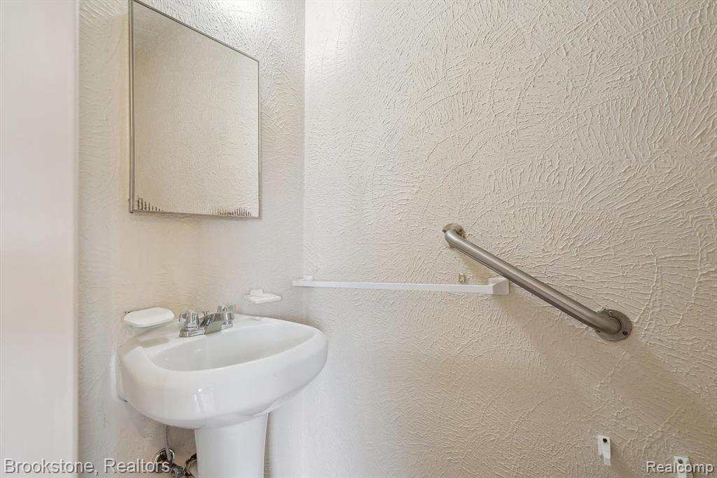 400 JOSLYN Avenue, Pontiac, MI 48342 — Photo 16