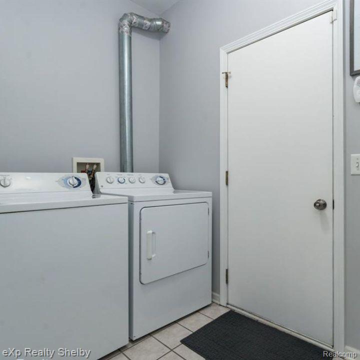 9103 Addington Drive, Commerce Twp, MI 48390 — Photo 8