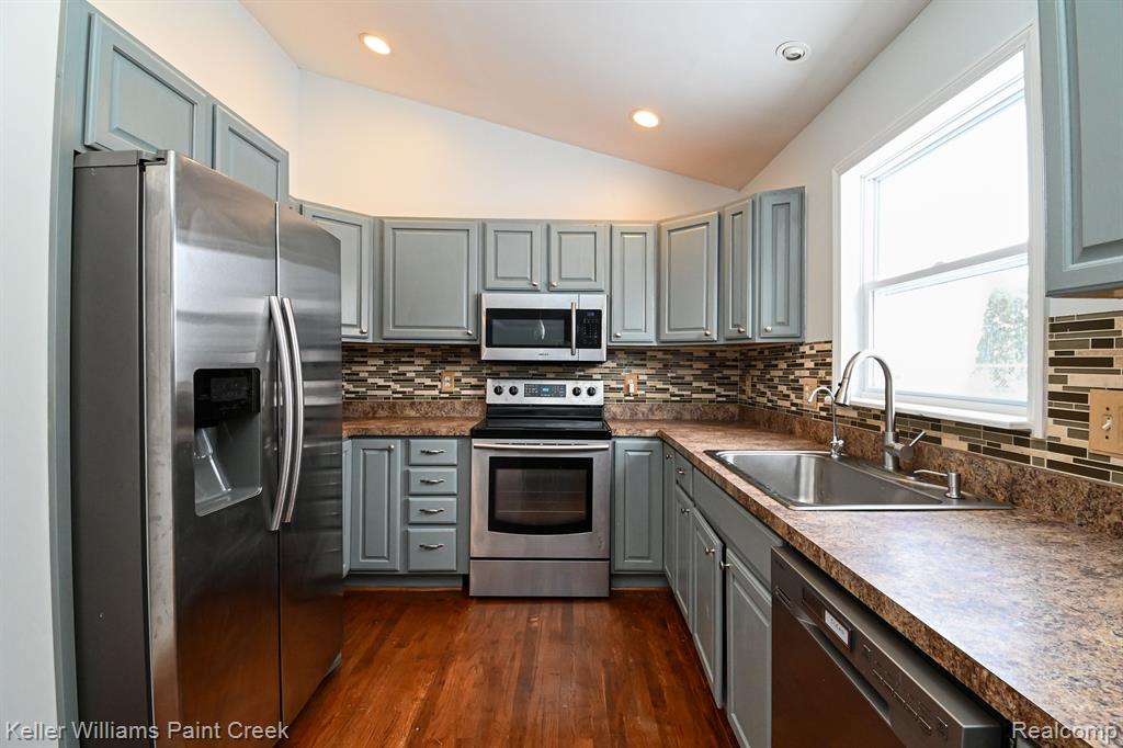 635 JOSLYN Road, Lake Orion, MI 48362 — Photo 9