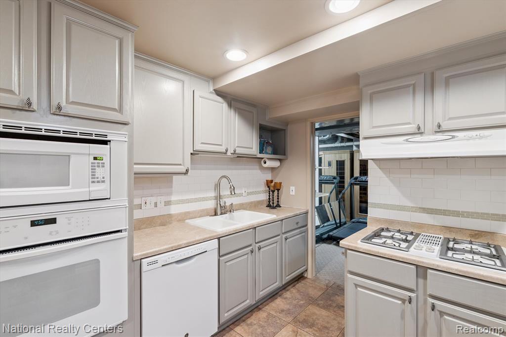 730 Berwick Court, Highland, MI — Photo 54